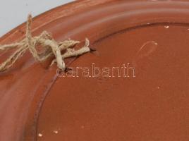 Virágmintás kerámia dísztál, kézzel festett, Szűcs Tiszafüred jelzéssel, mázrepedésekkel, kis lepatt...