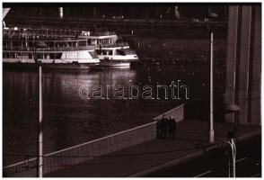 cca 1973 Budapest, villamosok az Erzsébet hídon, Magyar Alfréd budapesti fotóművésztől 4 db vintage ...