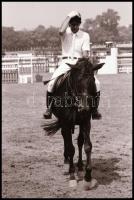 cca 1980-as évek, Magyar Alfréd budapesti fotóművész lovakról, lovasokról, akadálypályán ugrásokról ...