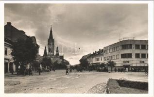 Munkács, Mukacheve, Mukacevo; utca, templom, üzletek, automobil / street view, church, shops, automobile (EK)