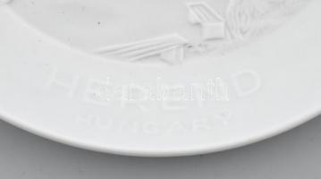 Herendi Porcelángyár emléktál, biszkvit/fehér mázas, jelzés nélkül, apró kopásnyomokkal, d: 18 cm. F...