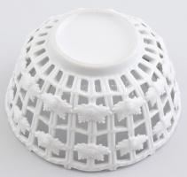 Herendi áttört kosár levél mintás. Fehér mázas, jelzés nélkül, hibátlan 15,5 cm