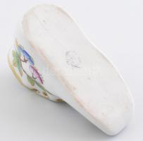 Herendi Viktória mintás cipőcske, kézzel festett, jelzett, apró kopásokkal. h: 10 cm, m: 5 cm