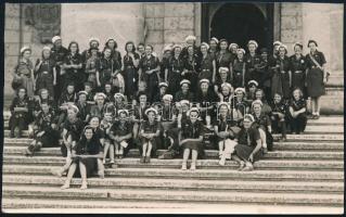 1939 Budapest, Nemzetközi Cserkésztalálkozó, magyar női cserkészcsapat, hátoldalán feliratozott, pecséttel jelzett fotó, Schäffer Gy. fotószalon, 15x9,5 cm