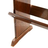 Kézzel készített fa könyvespolc. XX. sz. közepe, magyar. Csapolt, lakkozott, kis kopásokkal. 60x90x2...