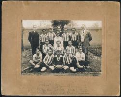 cca 1920 Régi idők focija, kartonra kasírozott fotó, 11,5×16,5 cm, karton: 19,5×24,5 cm