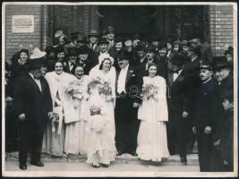 1941 Esküvői csoportkép, pecséttel jelzett fotó Szilágyi Mátyás műterméből, 18×24 cm