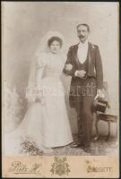 cca 1890-1910 Ifjú házaspár, keményhátú fotó Pátz Hermin pécsi műterméből, 16x11 cm