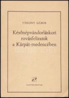 Vékony Gábor: Későnépvándorláskori rovásfeliratok a Kárpát-medencében. [Szombathely,]1987, Életünk könyvek, 156+4 p. Kiadói papírkötés.  A szerző, Vékony Gábor (1944-2004) által Dienes István (1929-1995) régész, muzeológus részére dedikált példány, benne Dienes István jegyzeteivel két papírlapon.