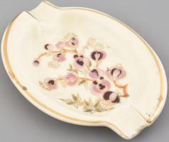 Zsolnay virágmintás porcelán hamutál, kézzel festett, jelzett, mázrepedésekkel, kis foltokkal. 12x8,5 cm