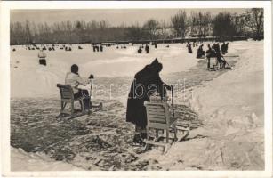 1942 Balatonkenese, Fakutyázás a Balatonon télen, téli sport. Dulovits Jenő felvétele (fl)