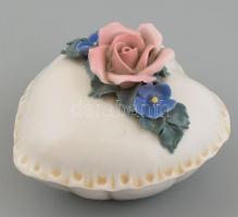 Ens porcelán rózsás bonbonier, kézzel festett, jelzett, lepattanással, 7×7 cm