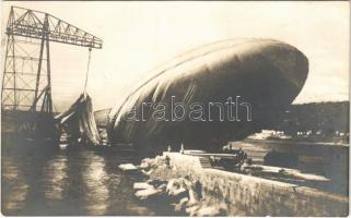 A Pola felett lelőtt Citta di Jesi olasz léghajó maradványai / K.u.K. Kriegsmarine. Citta di Jessi Italian military balloon shot in Pola. R. Marincovich