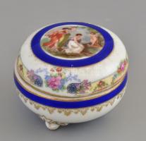 Alt Wien antik jelenetes porcelán bonbonier, matricás, jelzett, kopásokkal. d: 8,5 cm, m: 6,5 cm