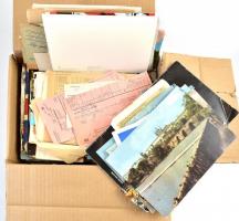 Nagy doboznyi vegyes papírrégiség, benne sok képeslap, nyomtatványok, régi fotóalbum, térképek, utazási prospektusok, kevés filatélia