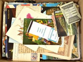 Nagy doboznyi vegyes papírrégiség, benne sok képeslap, nyomtatványok, régi fotóalbum, térképek, utaz...