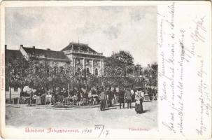 1900 Kiskunfélegyháza, Félegyháza; Városház tér, piac árusokkal. Vesszösi József kiadása