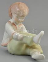 Aquincumi porcelán nadrágot húzó kislány figura, jelzett, kézzel festett, hibátlan m:10 cm