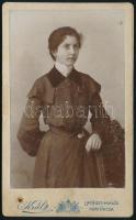 cca 1910 Fiatal nő portréja, keményhátú fotó Král Gusztáv (Litpószentmiklós / Koritnicza) műterméből, 11×6,5 cm