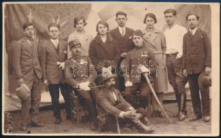 cca 1920 Szászváros (Oră?tie / Broos, Románia), csoportkép, középen két fiatal katona kitüntetésekkel, fotólap, 8,5×13,5 cm