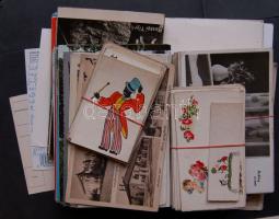 240 db városképes és üdvözlőlap, sok kisalakúval és néhány régi kártya