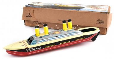 Titanic játékhajó, lemez, indiai, kopásnyomokkal, eredeti sérült és foltos kartondobozában, h: 34,5 cm, m: 8 cm