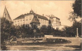 1931 Pannonhalma, Győrszentmárton; szökőkút a bejárat előtt. W.R. felvétele