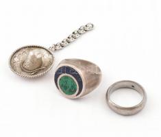 3 db ezüst (Ag) ékszer: mexikói kalapos medál (d: 2,5 cm), kék és zöld köves pecsétgyűrű (méret: 63), gyűrű (méret: 56). Jelzettek, kis kopással, bruttó: 32,7 g