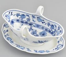 Meisseni Thun Klösterle porcelán szószós tál aljjal, virágos-hagymás mintával, máz alatti kék festéssel. Jelzett, alján lepattanásokkal. 22x14x10 cm