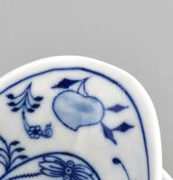Meisseni Thun Klösterle porcelán szószós tál aljjal, virágos-hagymás mintával, máz alatti kék festés...