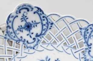 Meisseni porcelán áttört fali dísztál, virágmintás, máz alatti kék festéssel. Jelzett, kis kopásokka...