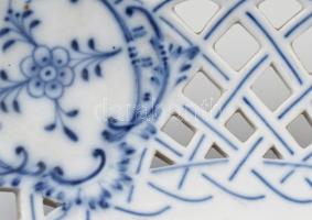 Meisseni porcelán áttört fali dísztál, virágmintás, máz alatti kék festéssel. Jelzett, kis kopásokka...