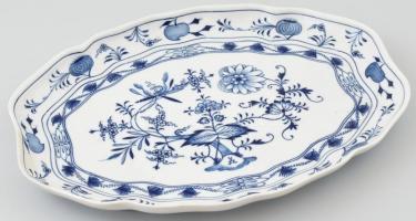 Meisseni porcelán nagyméretű tál, virágos-hagymás mintával, máz alatti kék festéssel. Jelzett, a szélén egy részen javított. 36,5x27,5 cm