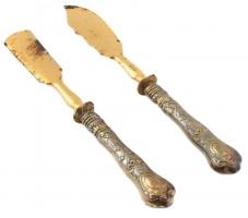 Ezüst(Ag) nyelű sajtos kés, 2 db, pengéjén rozsdafoltokkal, h: 19,5 cm