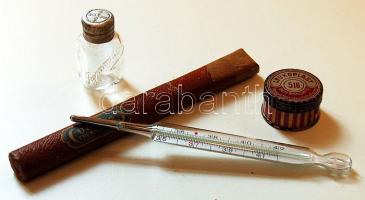 Régi lázmérő, gyógyszeresdoboz és üvegcse