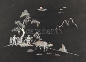 Távol-keleti gyöngyház berakásos lakkozott fa tálca, kis sérülésekkel, 32x21 cm