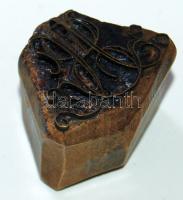 Monogramos fa pecsétnyomó fém előrésszel