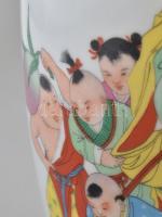 Kínai váza. Mester a tanítványaival. Részben kézzel festett, jelzés nélkül, feliratos, kopásokkal. 3...