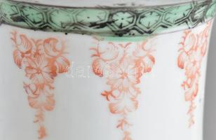 Kínai váza. Mester a tanítványaival. Részben kézzel festett, jelzés nélkül, feliratos, kopásokkal. 3...