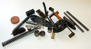 Vadász hagyaték tétel, benne: lőportartó, csappantyú. gyutacs, hüvelynyomó, fojtás, stb...