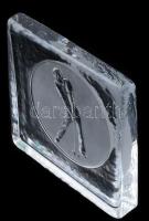 Svéd üveg asztali dísz, golfozó férfi motívummal, matricával jelzett, 15×15×2 cm