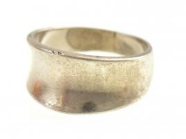 Ezüst(Ag) gyűrű, jelzett, méret: 57, bruttó: 3,82 g