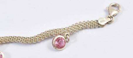 Ezüst(Ag) hullámos karkötő, kis rózsaszín köves függőkkel, jelzett, h: 17,5 cm, bruttó: 6,59 g