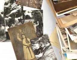 Vegyes fotó tétel, közte igazolványképek, családi fotók, katonaportrék, leporellófüzetek, stb., régi...