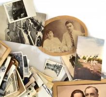 Vegyes fotó tétel, közte igazolványképek, családi fotók, katonaportrék, leporellófüzetek, stb., régi...