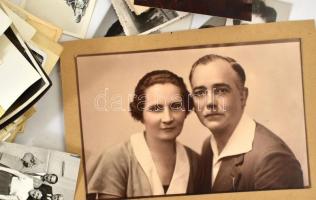 Vegyes fotó tétel, közte igazolványképek, családi fotók, katonaportrék, leporellófüzetek, stb., régi...