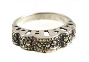 Ezüst(Ag) gyűrű markazittal, jelzett, méret: 54, bruttó: 4,12 g