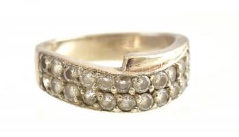 Ezüst(Ag) gyűrű, apró kövekkel, jelzett, méret: 55, bruttó: 3,78 g