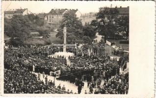 1934 Győr, Országzászló emlékmű avatási ünnepsége. Dobos Drogéria Fotoszaküzlet photo (EK)