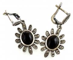 Ezüst(Ag) virágos fülbevalópár, markazittal és fekete kővel, jelzett, h: 4 cm, bruttó: 10,51 g